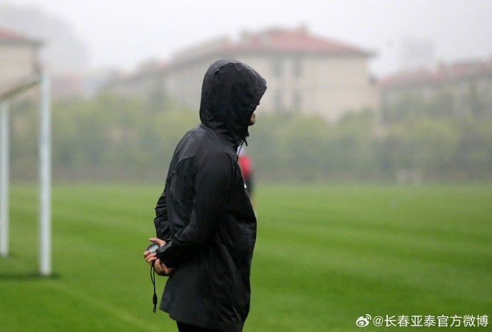 亞泰將士銷假 基地冒雨備戰(zhàn)“三連客”