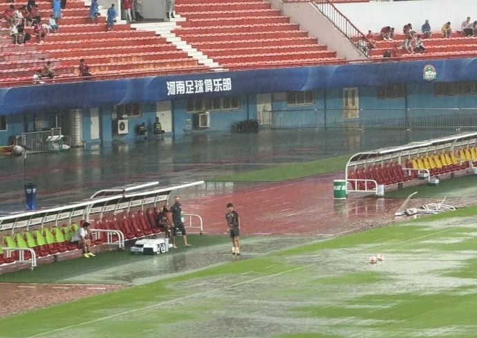 暴雨致場(chǎng)地積水嚴(yán)重！官方：河南vs海港開球時(shí)間延遲，視情況而定