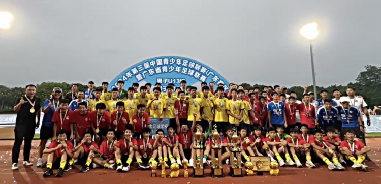 恒大足校U13、U15隊(duì)不敗戰(zhàn)績(jī)包攬青少年足球聯(lián)賽(廣東賽區(qū))冠軍